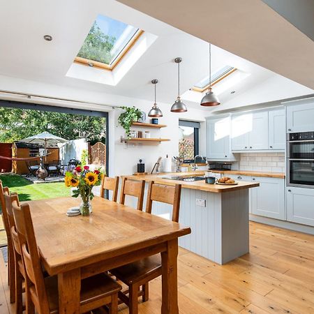 Charming Family Home With Stoves, Garden & Parking Бристол Екстериор снимка